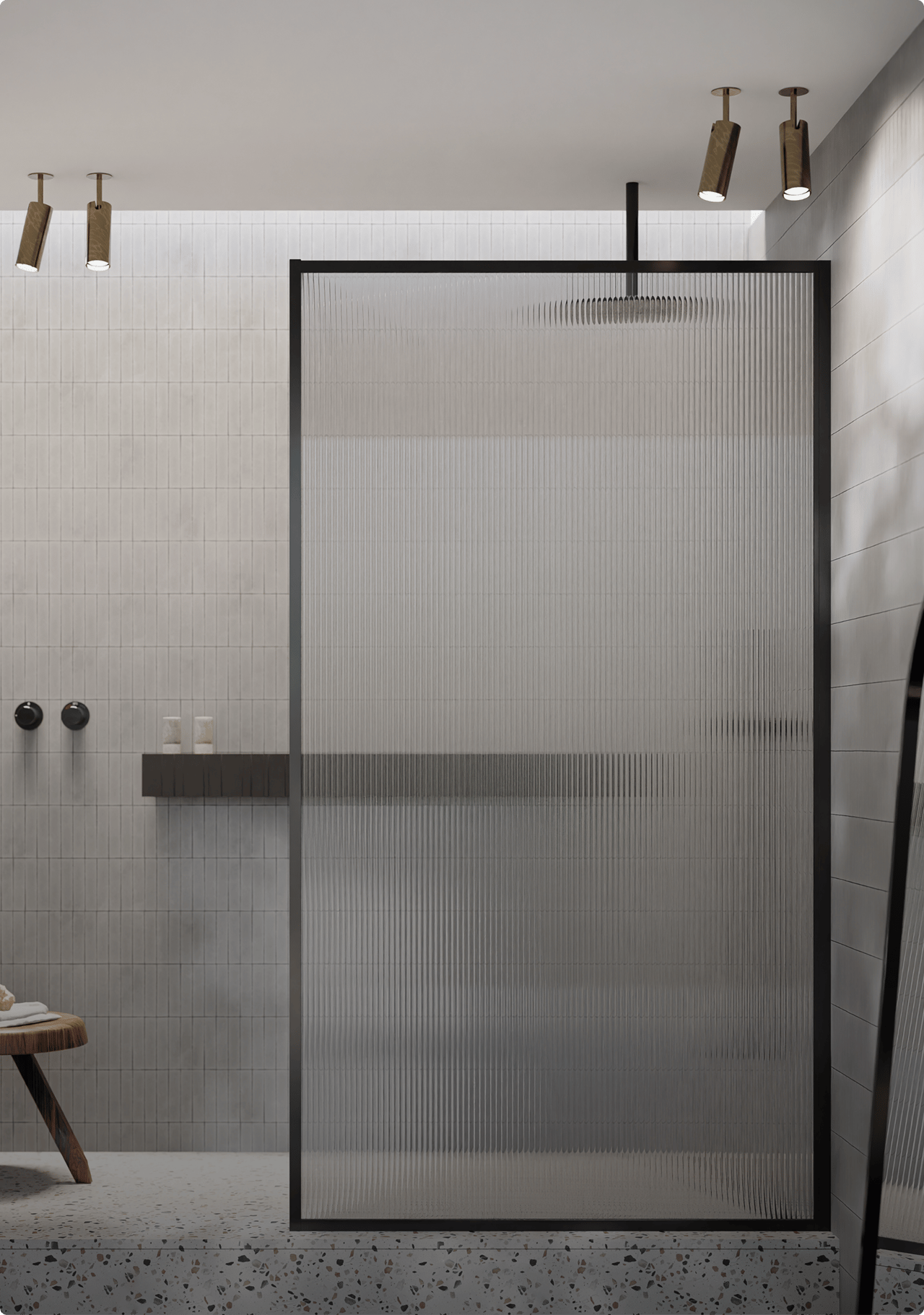 Moderne x²o Bad begehbare Dusche auf einer erhöhten Terrazzo-Plattform mit hellgrauen, vertikal verlegten Wandfliesen und einer geriffelten Glasduschwand mit schwarzem Rahmen. Links steht ein Holzschemel mit Handtuch, rechts ist ein großer Standspiegel zu sehen.